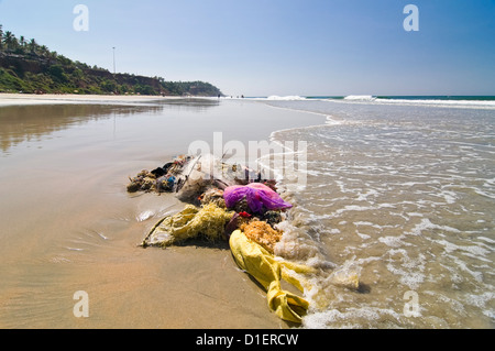 Vista orizzontale della non rifiuti biodegradabili lavato fino sulla spiaggia Papanasam a Varkala, Kerala. Foto Stock