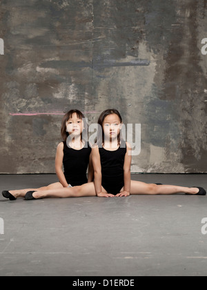 Giovani asiatici gemelli ballare ed eseguendo la ginnastica. Foto Stock