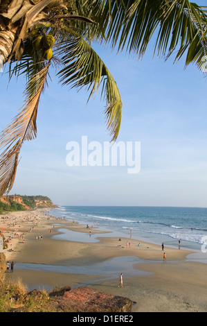 Antenna verticale vista di persone rilassante sulla spiaggia di Papanasam in Varkala, Kerala. Foto Stock