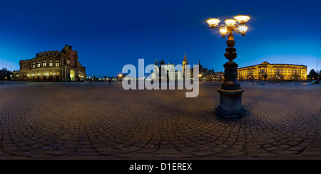 La piazza del teatro con la Semper Opera al blue ora, Dresda, Germania Foto Stock