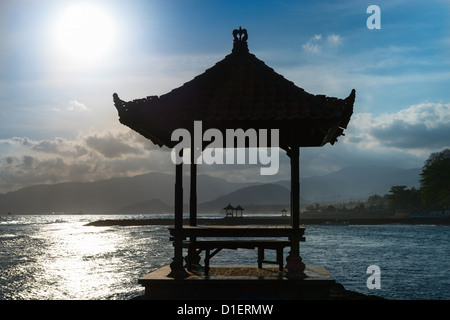 Silhouette Summerhouse sul tramonto sul mare, l'isola di Bali Foto Stock