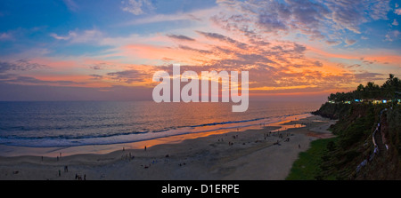 Panoramica orizzontale (2 foto) cucitura a vista di un bel tramonto sulla spiaggia di Papanasam a Varkala, Kerala. Foto Stock