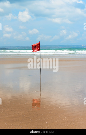 Bandiera rossa sulla spiaggia con piscina non note. La stagione delle tempeste e forti correnti. Foto Stock