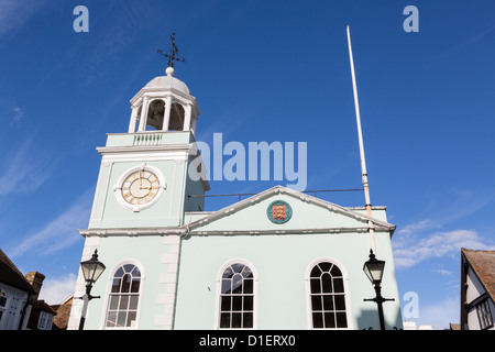 Mercato antico e storico orologio in Faversham in Kent in Inghilterra Foto Stock