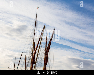 Il Tamigi nave a vela o Inclus con alberi e vele da dock a Faversham Kent REGNO UNITO Foto Stock