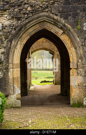 Ingresso archi del Minster Lovell nel villaggio Costwold con cimitero Foto Stock