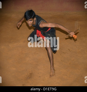 Square ritratto di Kalaripayattu artisti marziali eseguendo con le loro armi in Kerala. Foto Stock