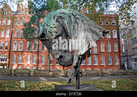 La scultura 'fuoco' da Nic Fiddian-Green in Mount Street Gardens, Mayfair, Londra, Regno Unito. Foto Stock