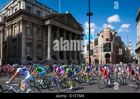 I ciclisti gara da durante il Tour de France, Londra, Regno Unito, 2007 Foto Stock