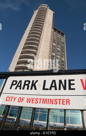 Un cartello stradale per 'Park Lane' davanti al London Hilton on Park Lane Hotel, London, W1, Regno Unito. Foto Stock