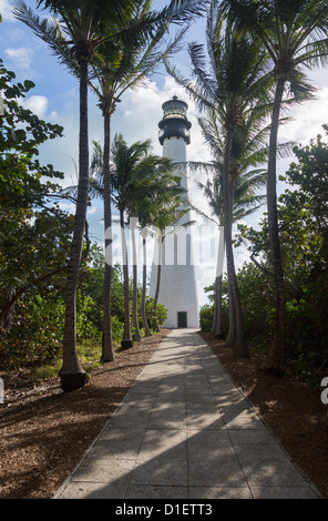 Cape Florida Lighthouse e lanterna in Bill Baggs del Parco Statale di Key Biscayne Florida Foto Stock