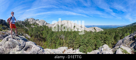 Woman Hiking vicino Zonza, Corsica, Francia Foto Stock