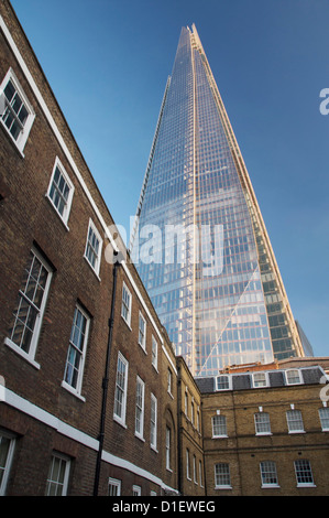 Antico e moderno: Londra il nuovissimo grattacielo "l'Shard", progettato da Renzo Piano, troneggia su di una terrazza di case in stile vittoriano. Southwark, Londra, Regno Unito. Foto Stock