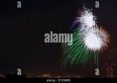 Grandi fuochi d'artificio oltre lo skyline del centro cittadino di Kiev Foto Stock