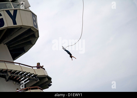 Bungee Jumping dal molo di Scheveningen, Paesi Bassi Foto Stock