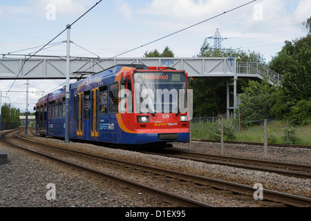 Sheffield Supertram in prossimità della stazione di Carbrook Inghilterra metropolitana Regno Unito trasporto urbano, rete metropolitana leggera Foto Stock