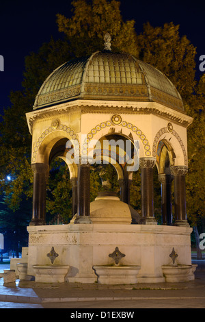 German Fountain Gazebo durante la notte nel vecchio ippodromo Piazza Sultanahmet Istanbul Turchia Foto Stock