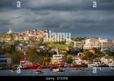 Istinye Harbour con sicurezza costiera navi e Consolato americano sul lo stretto del Bosforo Istanbul Turchia Foto Stock