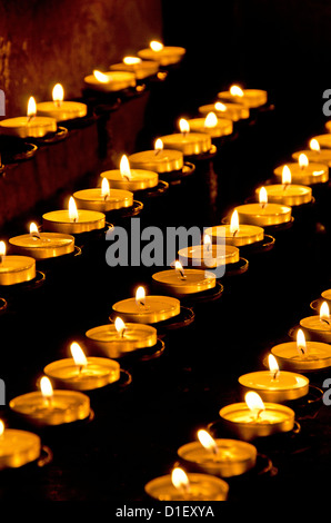 Candele accese in una chiesa Foto Stock