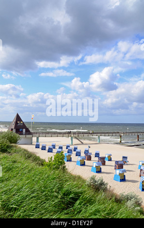 Sedie da Spiaggia e molo sulla Spiaggia di Koserow, Usedom, Germania Foto Stock