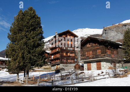 Case di legno nel villaggio di Evolène, Val d'Hérens, Svizzera Foto Stock