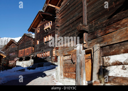 Case di legno nel villaggio di Evolène, Val d'Hérens, Svizzera Foto Stock