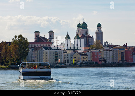 Escursione in barca sul Danubio di fronte al centro storico di Passau, Baviera, Germania Foto Stock