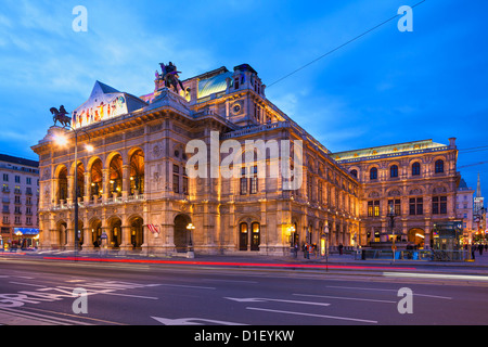 Opera di Stato di Vienna al crepuscolo, Austria Foto Stock