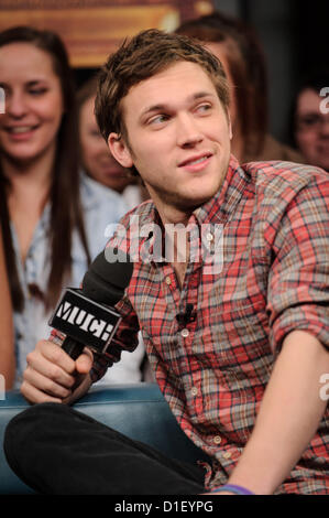 Dic. 18, 2012 - Toronto, Ontario, Canada - Il vincitore della undicesima stagione di American Idol (23 maggio 2012), American cantautrice PHILLIP PHILLIPS è comparso per l'intervista e prestazioni di breve a New.music.live in studio a Toronto. (Credito Immagine: © Igor Vidyashev/ZUMAPRESS.com) Foto Stock