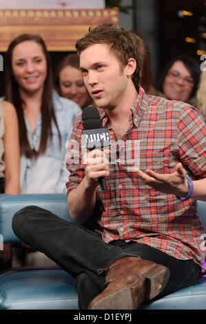 Dic. 18, 2012 - Toronto, Ontario, Canada - Il vincitore della undicesima stagione di American Idol (23 maggio 2012), American cantautrice PHILLIP PHILLIPS è comparso per l'intervista e prestazioni di breve a New.music.live in studio a Toronto. (Credito Immagine: © Igor Vidyashev/ZUMAPRESS.com) Foto Stock