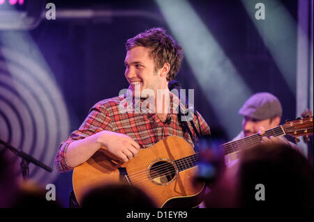 Dic. 18, 2012 - Toronto, Ontario, Canada - Il vincitore della undicesima stagione di American Idol (23 maggio 2012), American cantautrice PHILLIP PHILLIPS è comparso per l'intervista e prestazioni di breve a New.music.live in studio a Toronto. (Credito Immagine: © Igor Vidyashev/ZUMAPRESS.com) Foto Stock