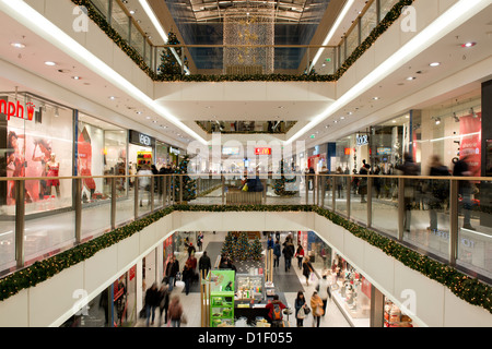 Un colpo interno del Galeria Krakowska shopping centre mall, Cracovia in Polonia. Foto Stock