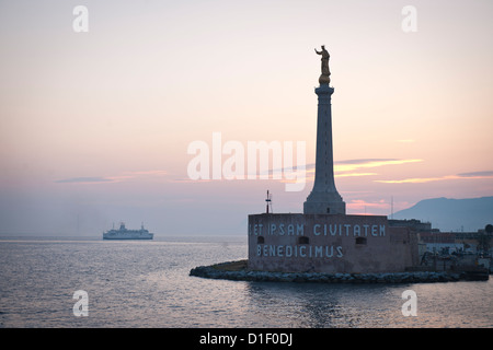 Madoninna statua al porto di Messina, Sicilia Foto Stock