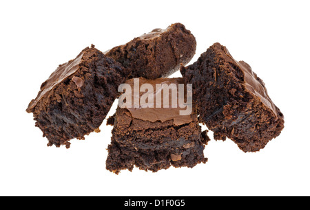 Diversi fatti in casa brownie al cioccolato su uno sfondo bianco. Foto Stock