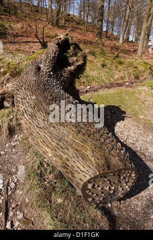 Money Tree - vecchio caduto albero tronco coperto di monete che sono state martellate in per buona fortuna, Elterwater, Cumbria, England, Regno Unito Foto Stock