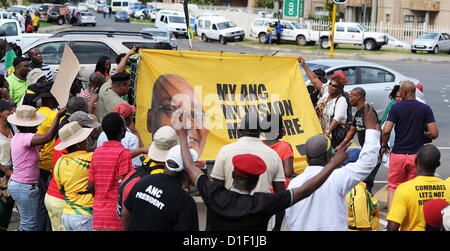 BLOEMFONTEIN, SUD AFRICA: presidente Jacob Zuma sostenitori del canto e canto al di fuori le porte dell'Università del Freestate su dicembre 17, 2012, in Bloemfontein, Sud Africa. (Foto di Gallo Immagini / Foto24 / Felix Dlangamandla) Foto Stock