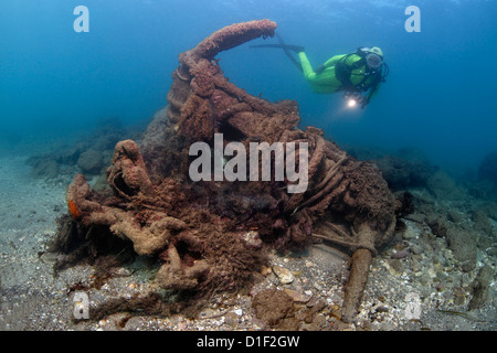 Subacqueo con sunken ancoraggio, Cesarea Maritima, Mare Mediterraneo, Israele, ripresa subacquea Foto Stock