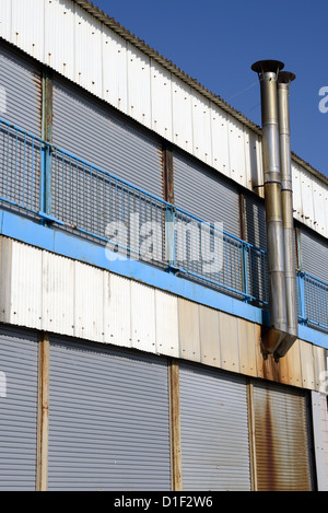 Vecchia raffineria arrugginito esterno contro il cielo blu Foto Stock