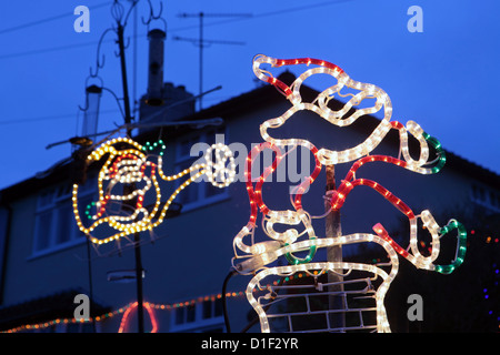 Esterno le luci di Natale sulla casa del Regno Unito nella forma di Santa Claus, Woodbridge, Suffolk, Regno Unito Foto Stock