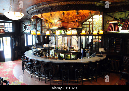 Art Nouveau bar presso il pub di Warrington, Maida Vale, London, England Foto Stock