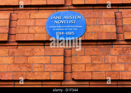 Una targa blu registra la posizione di una casa una volta alloggiato in di Jane Austen. Foto Stock