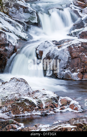 Ghiaccio sul fiume Etive nelle Highlands scozzesi, Scozia Foto Stock