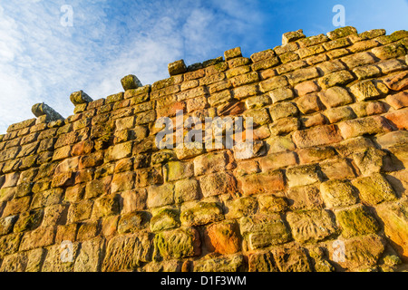 Le mura del castello di metalli nel villaggio di metalli nel nord Northumberland, Inghilterra Foto Stock