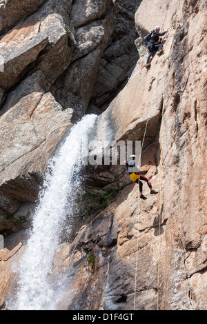 La gente la discesa in corda doppia a parete di roccia, la cascata di Piscia di Gallo, Corsica, Francia Foto Stock