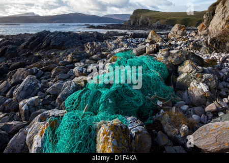 Pesca verde Net lavato fino sulla spiaggia della Baia di Balnakeil con la vista su tutta la baia di Cape Wrath Peninsular Scotland Regno Unito Foto Stock