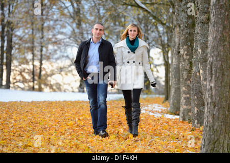 Coppia felice passeggiate nel paesaggio autunnale Foto Stock