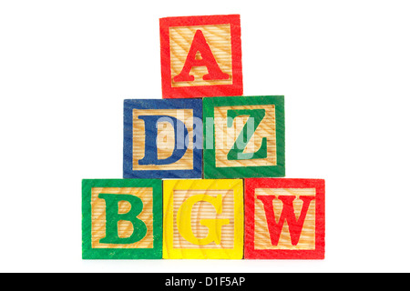 Torre di ABC in legno blocchi di apprendimento su bianco Foto Stock