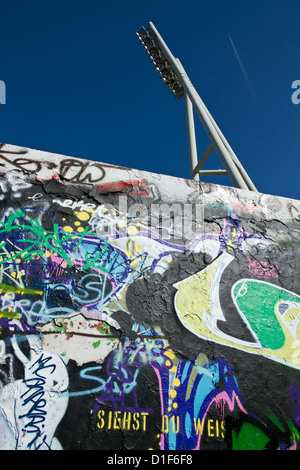 Graffiti sui resti del muro di Berlino nel Parco del Muro di Berlino in Germania Foto Stock
