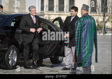 (HANDOUT) - Presidente federale tedesco Joachim Gauck (l) è accolta con gli onori militari dal countepart afgano Hamid Karzai (r) a Kabul, Afghanistan, 18 dicembre 2012. Foto: BUNDESREGIERUNG / STEFFEN KUGLER Foto Stock