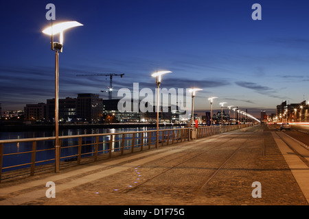 Dublin City Quays al crepuscolo Foto Stock